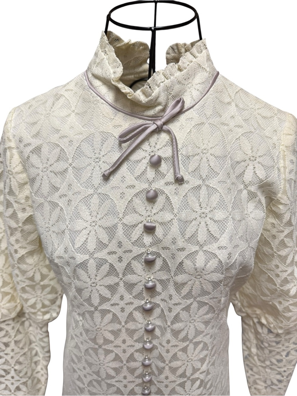 Vintage 1960s Ivory Lace Mod A-Line Dress Lavender Buttons and Bow - Picture 5 of 6